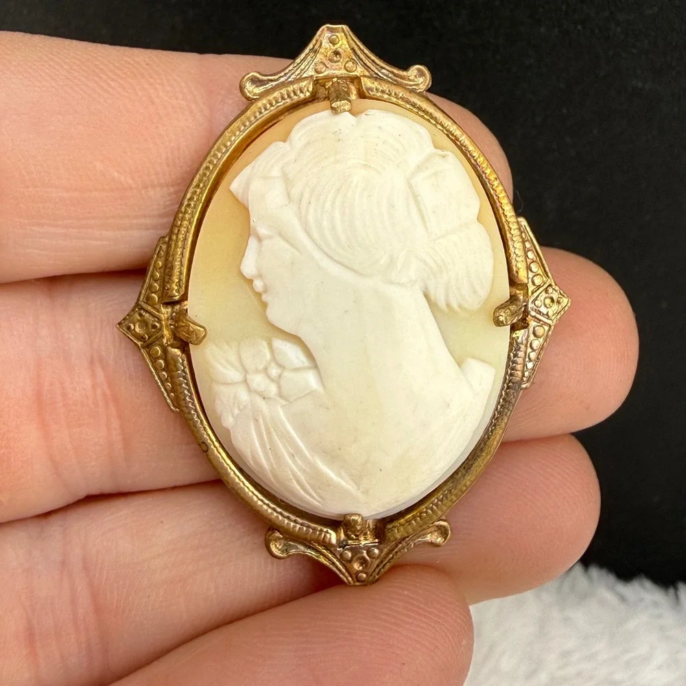 Vintage Cameo Brooch Gold Tone Carved Shell